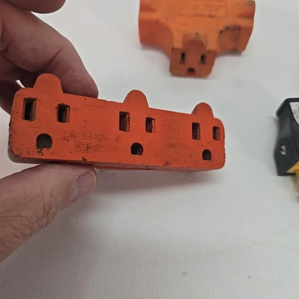 LOT OF 4 2 Three Outlet Grounding Outlet‎ Adapter 3 Wire & 2 Replacement Plugs
